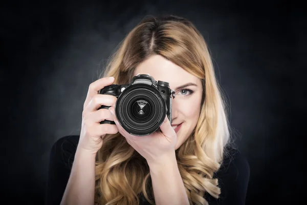 Fotógrafa mujer sosteniendo cámara . —  Fotos de Stock