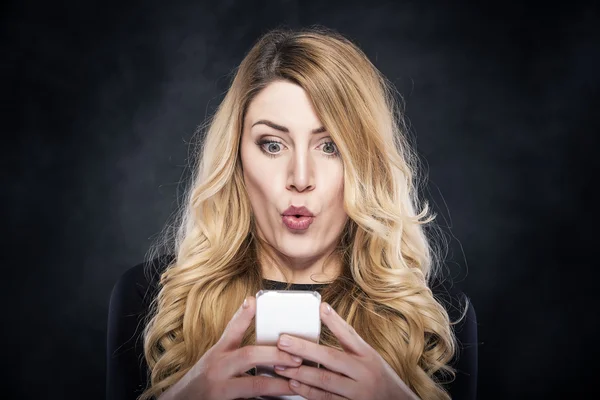 Glamour mulher atraente segurando seu telefone celular . — Fotografia de Stock