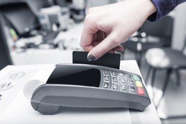 Pos terminal kartı swiping borç.