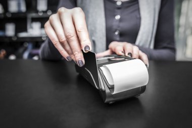 Pos terminal kartı swiping borç.