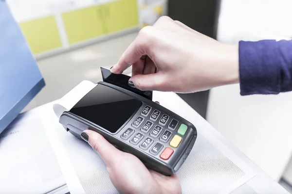 Tarjeta de débito deslizando en el terminal pos . — Foto de Stock