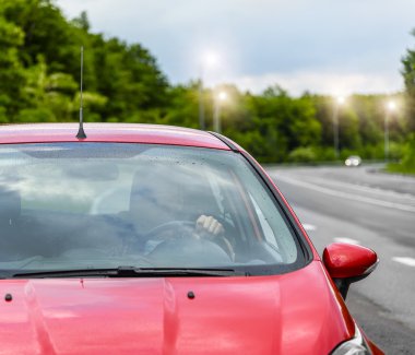 Kırmızı araba yolda..