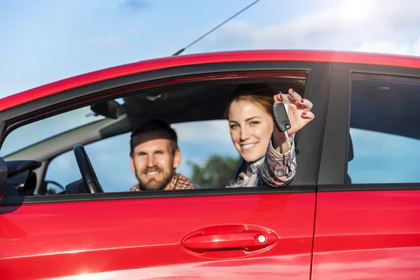 Couple dans la voiture rouge . — Photo