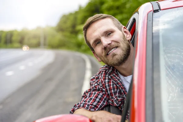 Fahrer in neuem roten Auto unterwegs. — Stockfoto