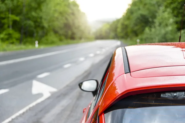 Coche rojo en la carretera. — Foto de Stock