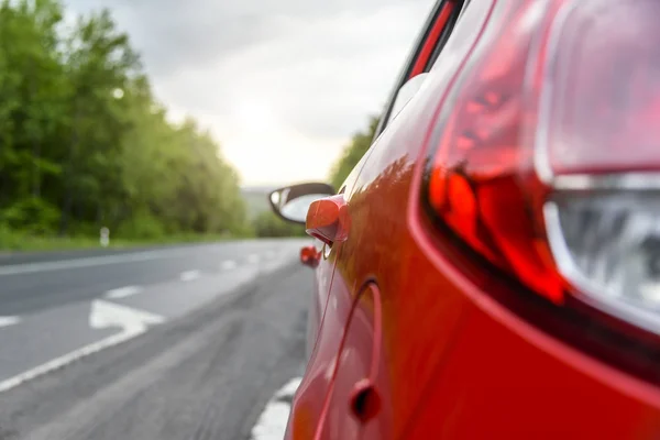 Červené auto na silnici. — Stock fotografie