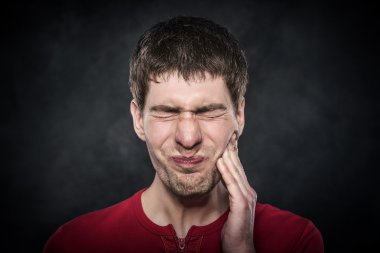 Genç adam diş ağrısı hisseder