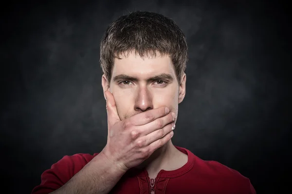 Νέοι φοβισμένος άνθρωπος χέρι, που καλύπτουν το στόμα — Φωτογραφία Αρχείου