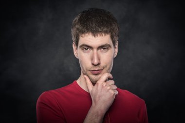 Genç adam düşünüyor..