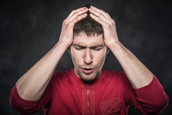 Hombre sintiendo un dolor de cabeza o pensando intensamente . — Foto de Stock