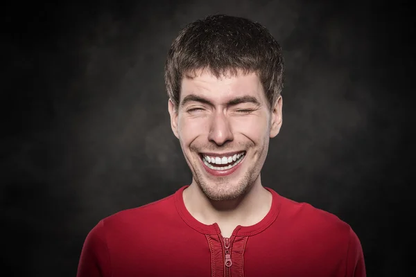 Jovem sorrindo. — Fotografia de Stock