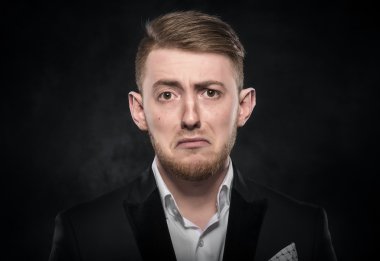 Depresif yakışıklı genç adam.