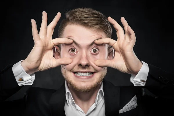 Homem de terno faz cara engraçada — Fotografia de Stock