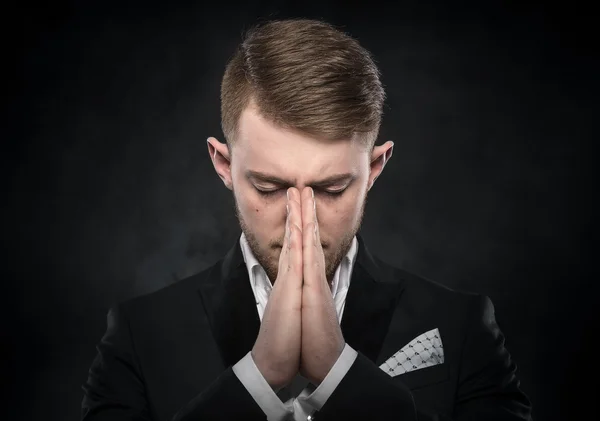 Retrato del hombre de negocios rezando o pensando . — Foto de Stock