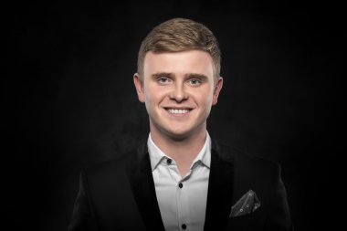 Siyah takım elbiseli genç yakışıklı adam..