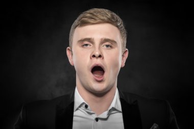 Siyah takım elbise esneme, işadamı.