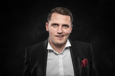 Sarhoş adam koyu arka plan üzerinde.