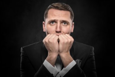 heyecanlı genç adam.