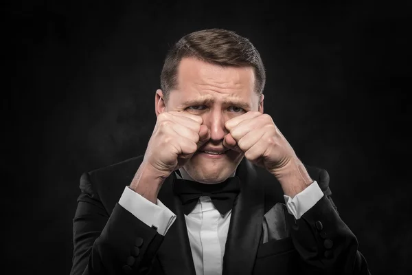 Homem de fato a chorar . — Fotografia de Stock