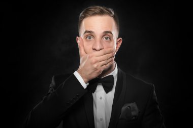 Korkmuş adam el ağız kapsayan.