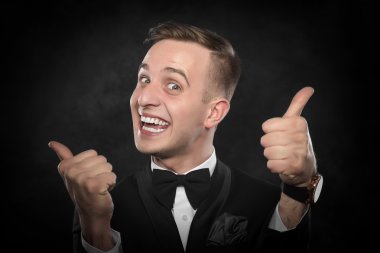 Baş parmağı havada bir iş adamı..