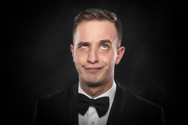 Düşünme veya rüya siyah elbiseli adam.