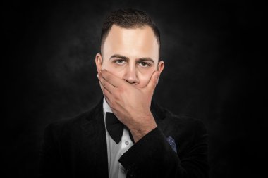 Korkmuş adam el ağız kapsayan.