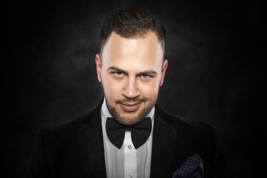 Siyah takım elbiseli genç yakışıklı adam..