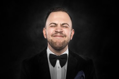 Takım elbiseli adam komik surat yapar