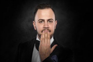 Komik adam el kapsayan Agiz.