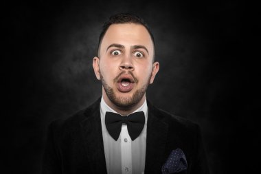 Şaşırmış bir adamın portresi.