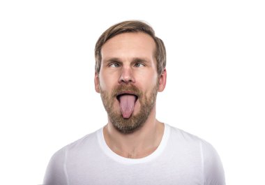 Adam gözlerini çarpı işareti ile.