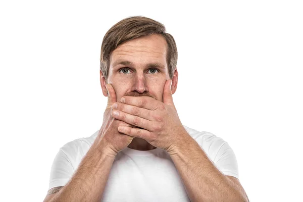 Uomo che copre la bocca con le mani e guardando la fotocamera . — Foto Stock