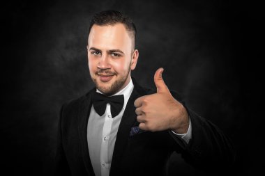 Baş parmağı havada bir iş adamı..