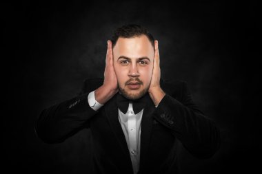 Adam kulaklarını kapatıyor..