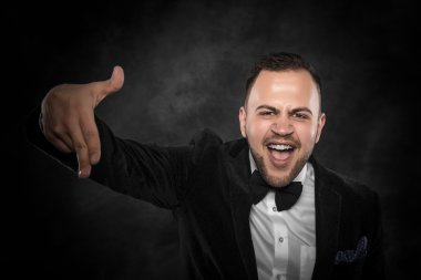 kameraya gösteren genç iş adamı.