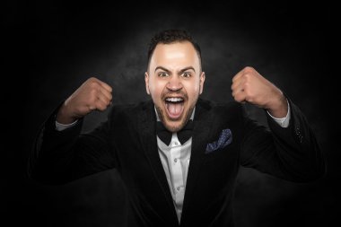 genç adam seviniyor.