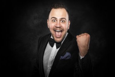 genç adam seviniyor.