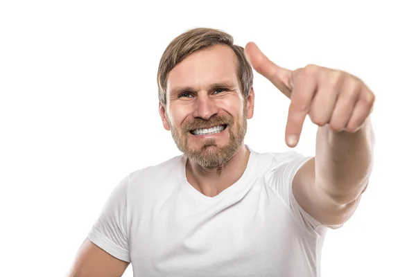 Sonriente hombre señala hacia abajo a un espacio vacío . — Foto de Stock