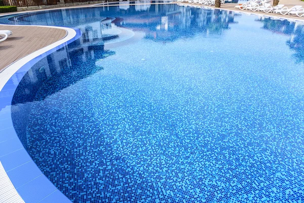Buiten resort zwembad. — Stockfoto
