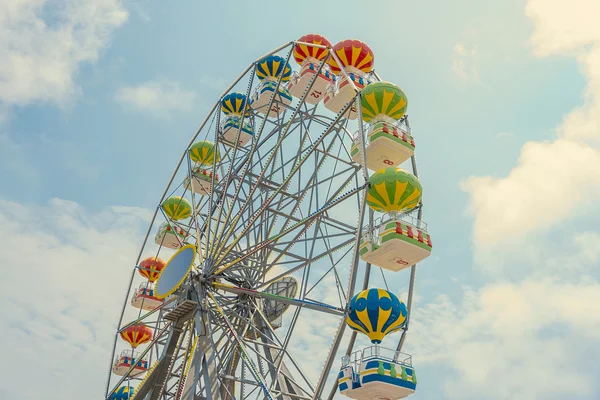 Ferris Wiel Over Blauwe Lucht. — Stockfoto