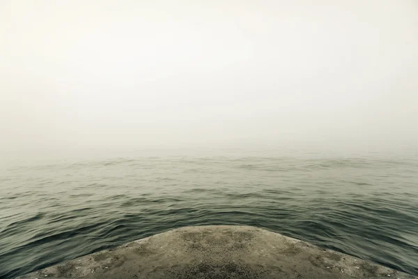 Masse en pierre dans le brouillard épais . — Photo