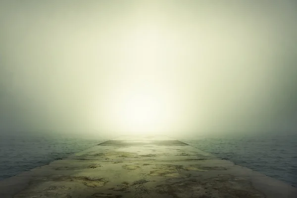 Stone pier in dichte mist. — Stockfoto