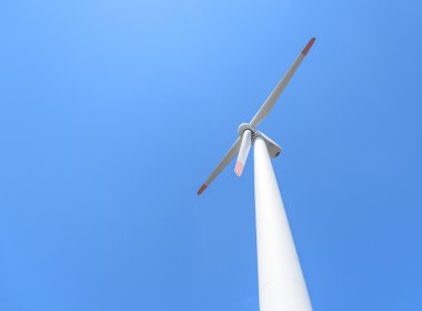 Güç üreten rüzgar türbinleri.