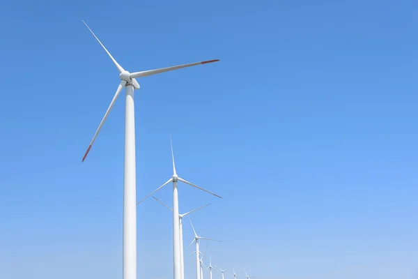 Windkraftanlagen zur Stromerzeugung. — Stockfoto