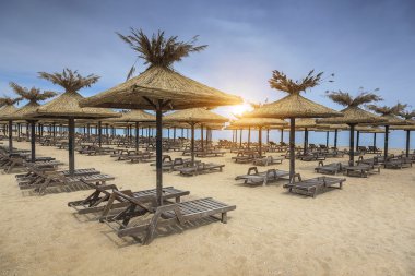 plaj güneşlenme yatakları ile.