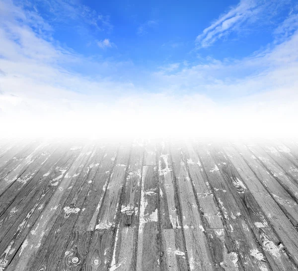 Wolkenloser blauer Himmel und Holzboden. — Stockfoto