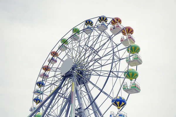 Ferris Wiel Over Blauwe Lucht. — Stockfoto
