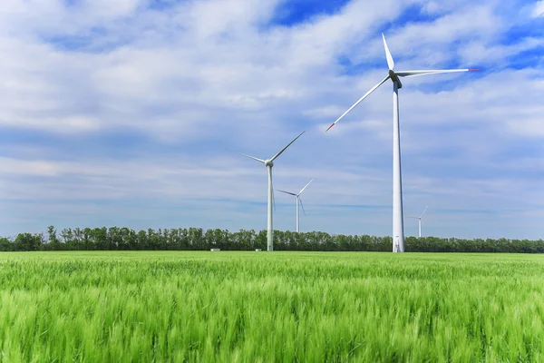 Вітрові турбіни, що виробляють електроенергію . — стокове фото