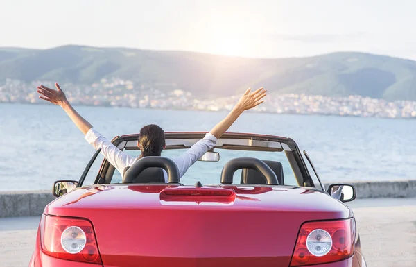 Avkopplande kvinna på stranden i bilen. — Stockfoto